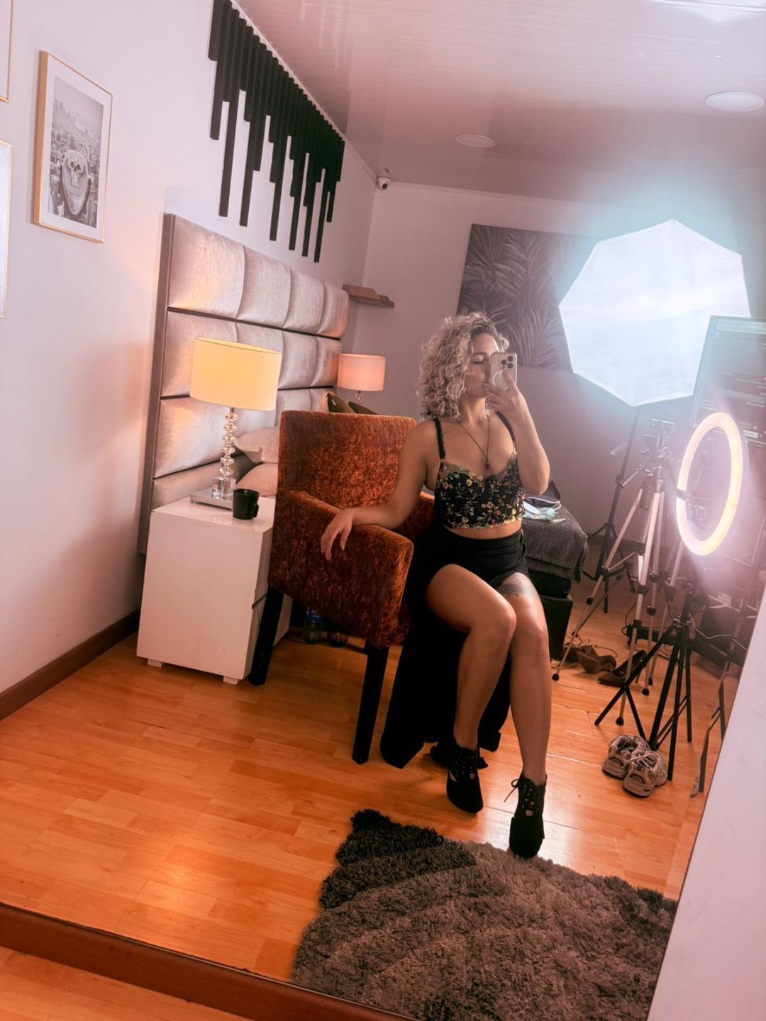 webcam model ElenaSaenz from XloveCam webcam model ElenaSaenz from XloveCam