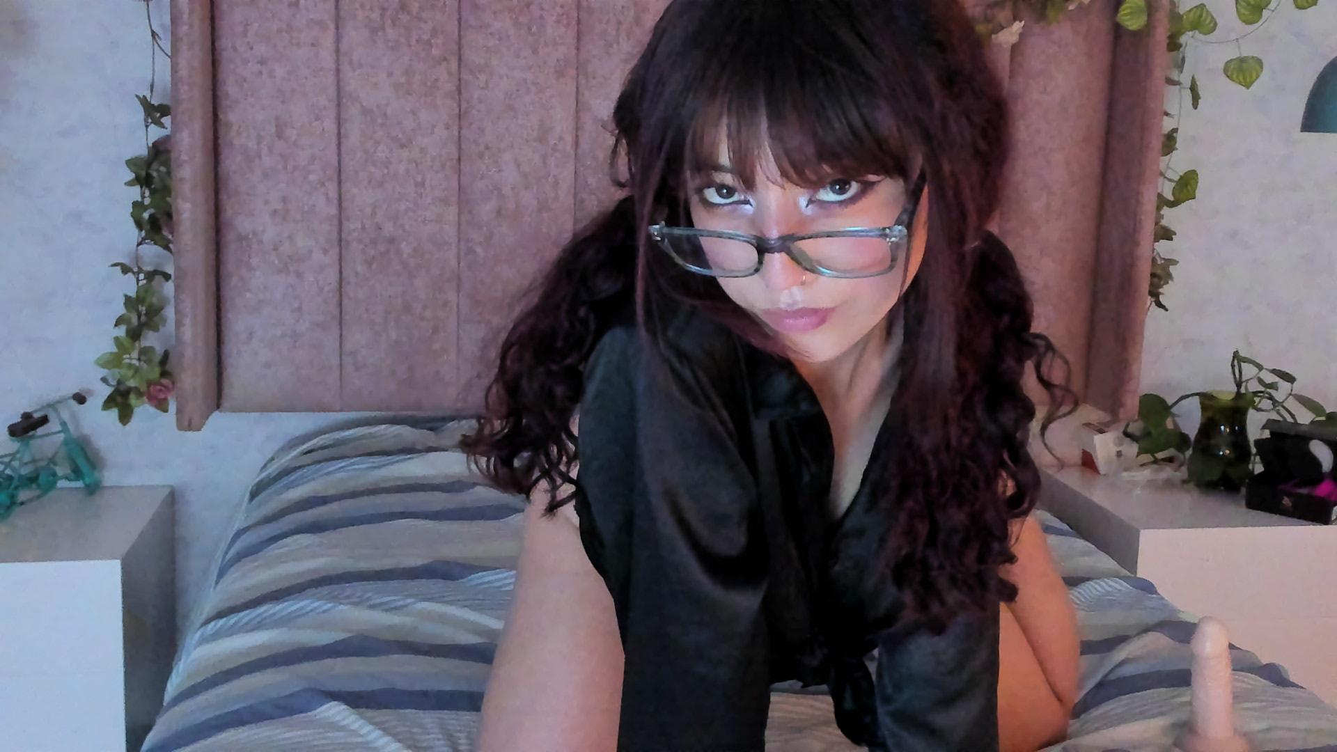 webcam model LilyDickenson from XloveCam webcam model LilyDickenson from XloveCam