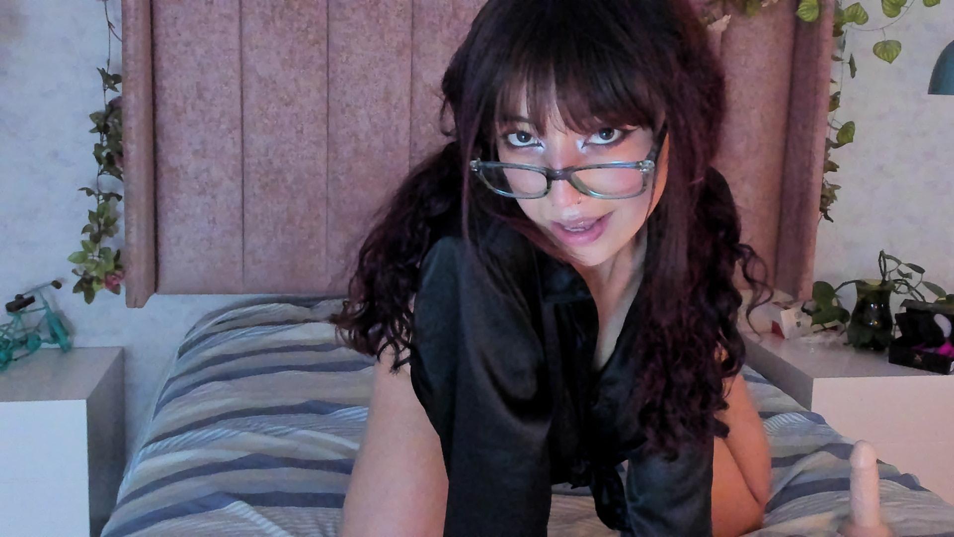 webcam model LilyDickenson from XloveCam webcam model LilyDickenson from XloveCam