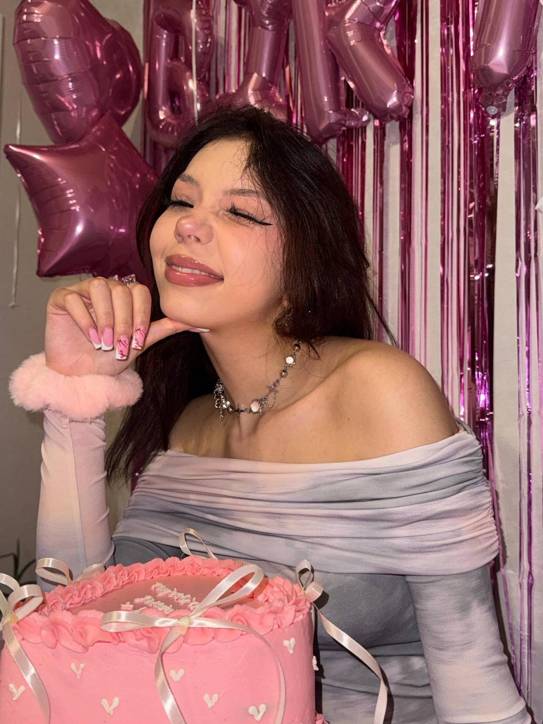 webcam model ShenikaBelle from XloveCam webcam model ShenikaBelle from XloveCam