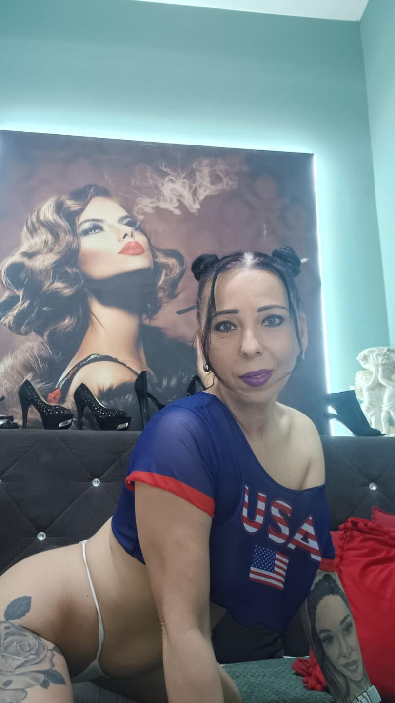 webcam model LauraSin from XloveCam webcam model LauraSin from XloveCam