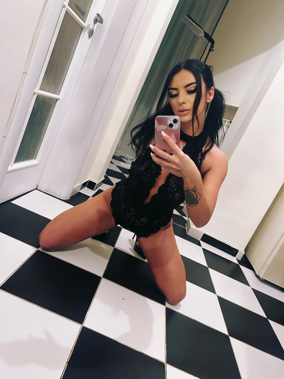 webcam model AmelieReea from XloveCam webcam model AmelieReea from XloveCam