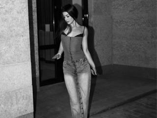 Watch  LaunaMatzek live on XLoveCam