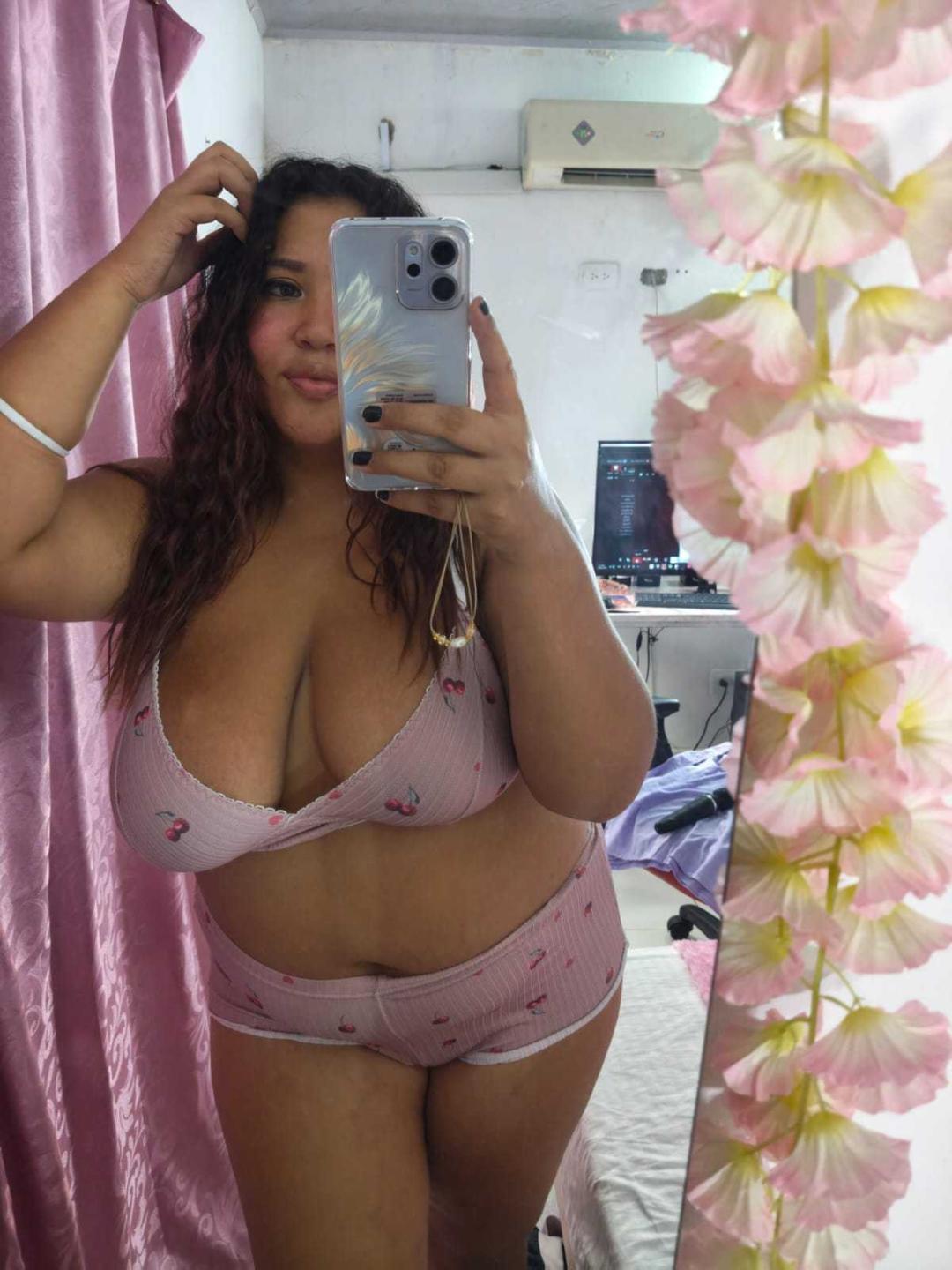 webcam model MafeFlor from XloveCam webcam model MafeFlor from XloveCam