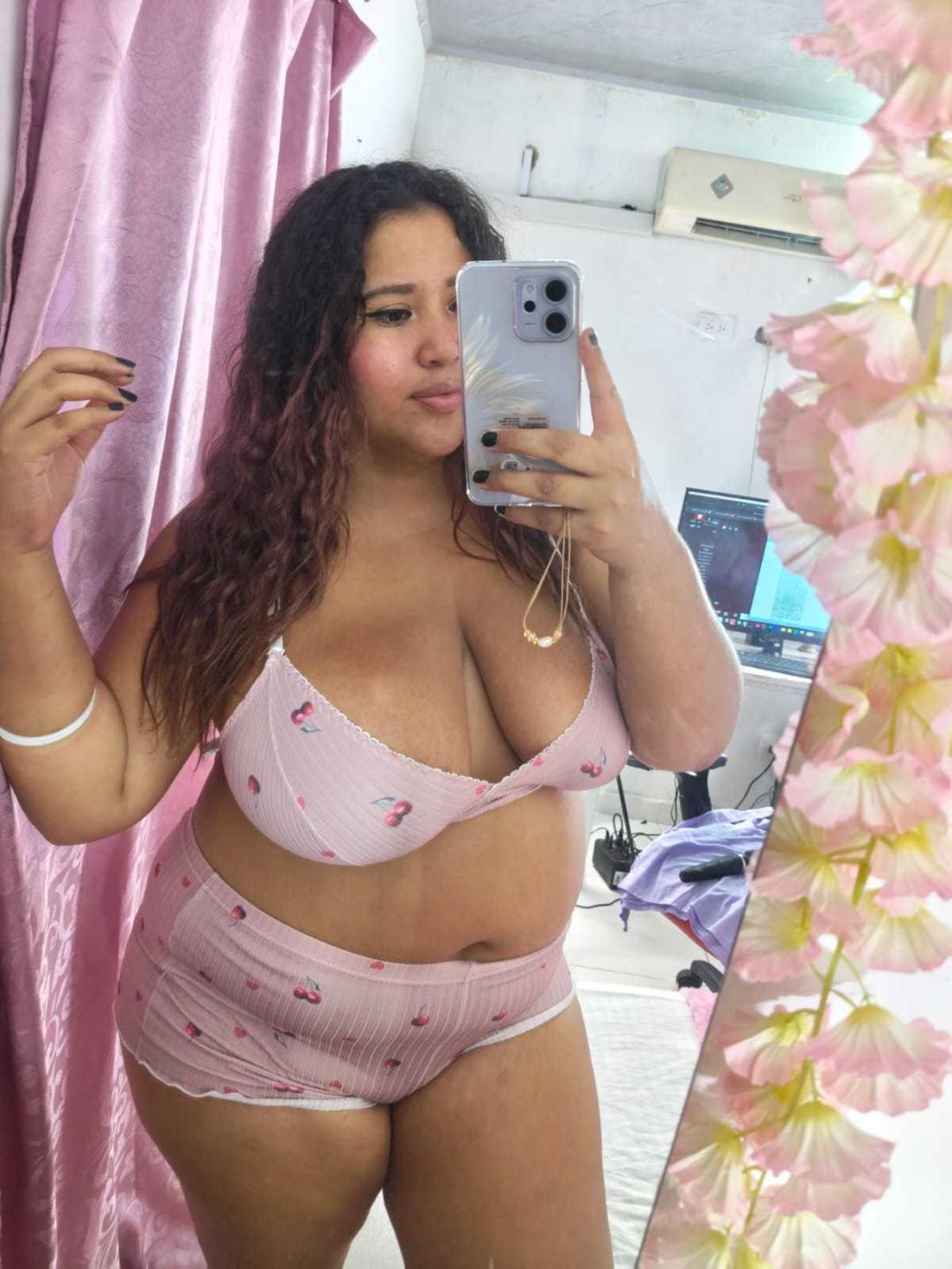 webcam model MafeFlor from XloveCam webcam model MafeFlor from XloveCam