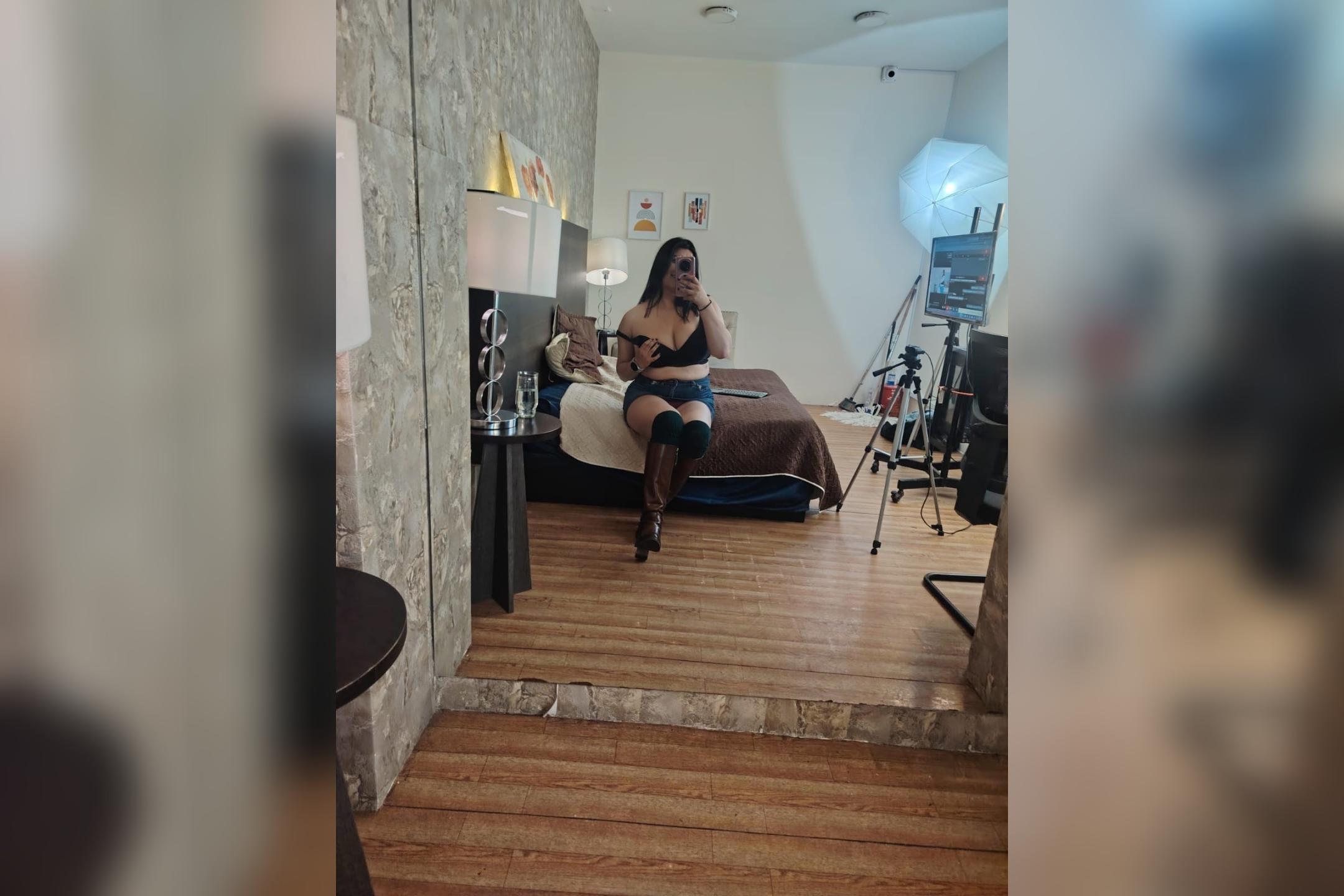 webcam model ZoeyGrey from XloveCam webcam model ZoeyGrey from XloveCam