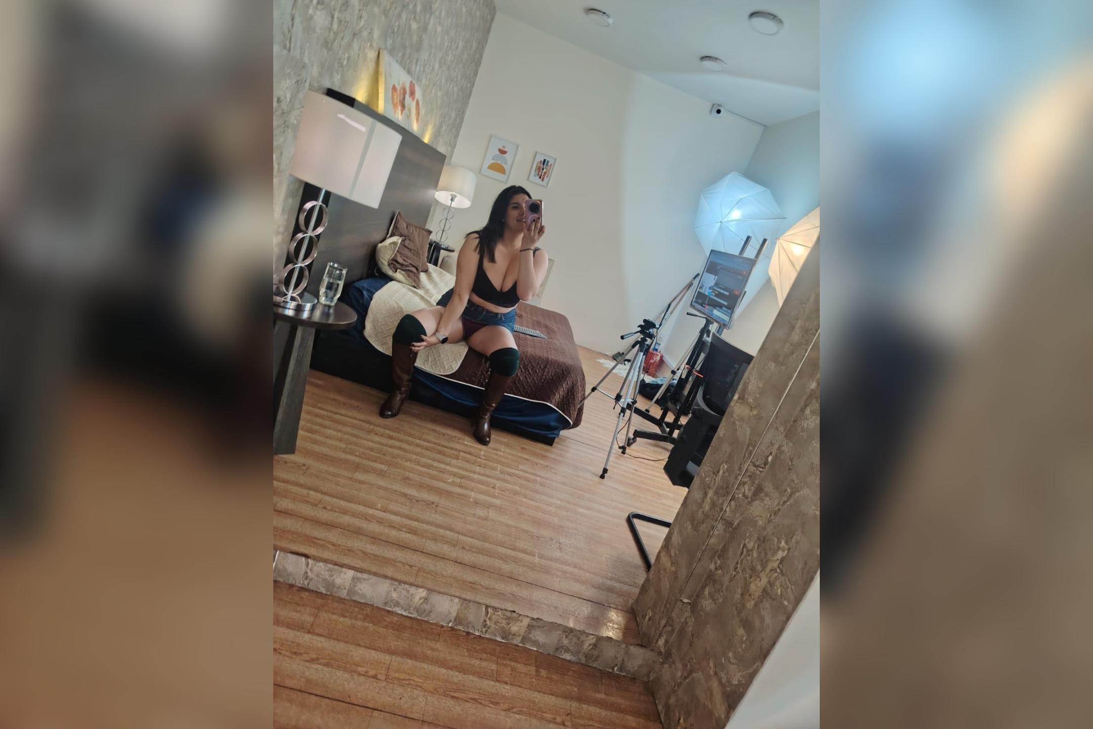 webcam model ZoeyGrey from XloveCam webcam model ZoeyGrey from XloveCam