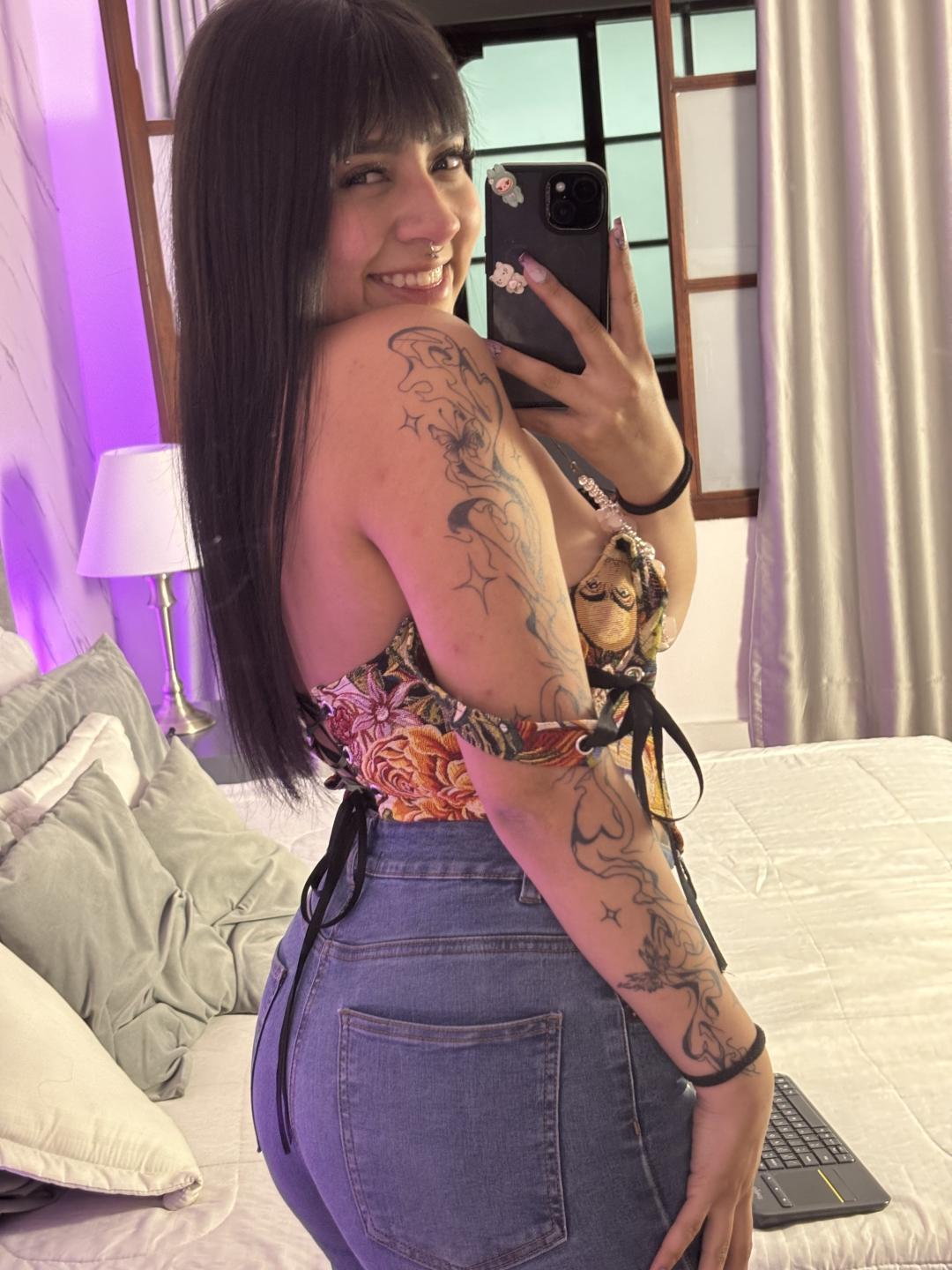 webcam model MiaPresscot from XloveCam webcam model MiaPresscot from XloveCam