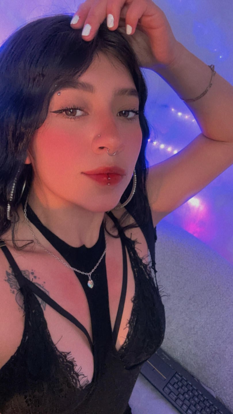 webcam model MiaPresscot from XloveCam webcam model MiaPresscot from XloveCam