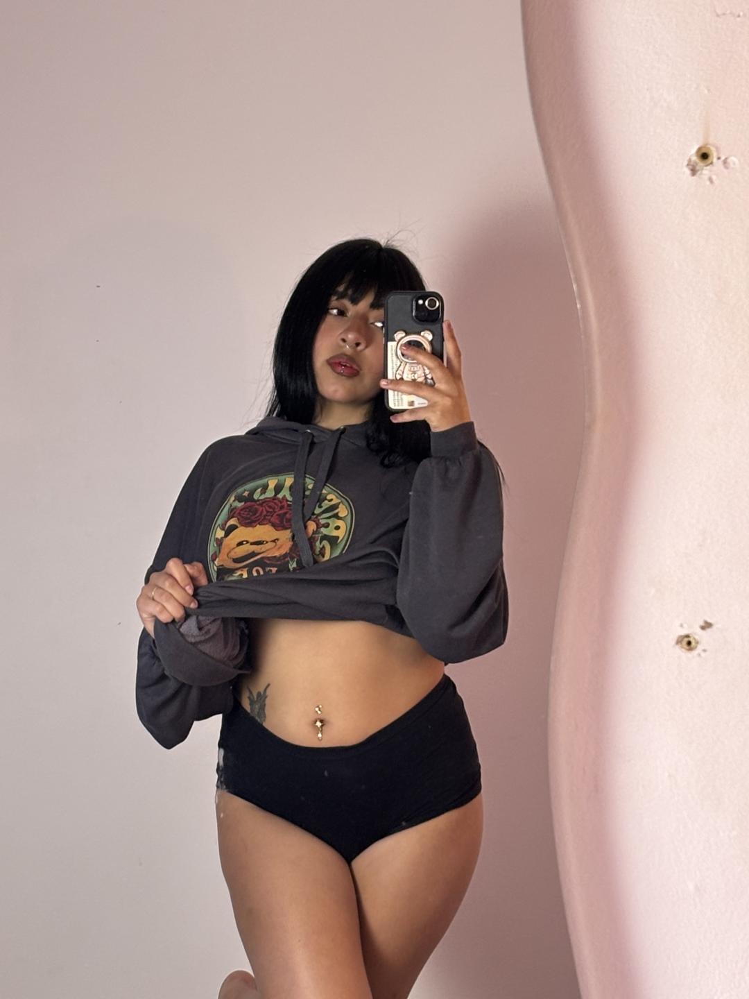 webcam model MiaPresscot from XloveCam webcam model MiaPresscot from XloveCam