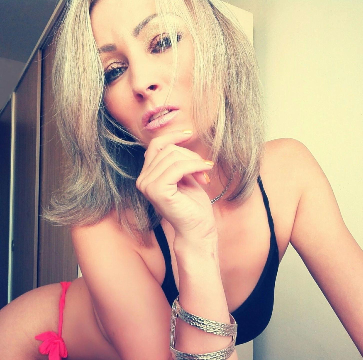 webcam model VIPLara-hot from XloveCam webcam model VIPLara-hot from XloveCam