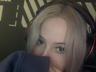 Watch ChelsieDubicki Live on XLoveCam