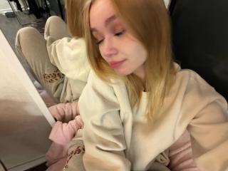 AnnamaeSvehla Webcam Porno Live - Photo 9/20