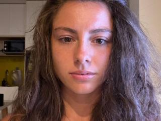 Watch  WillaBelz live on XLoveCam