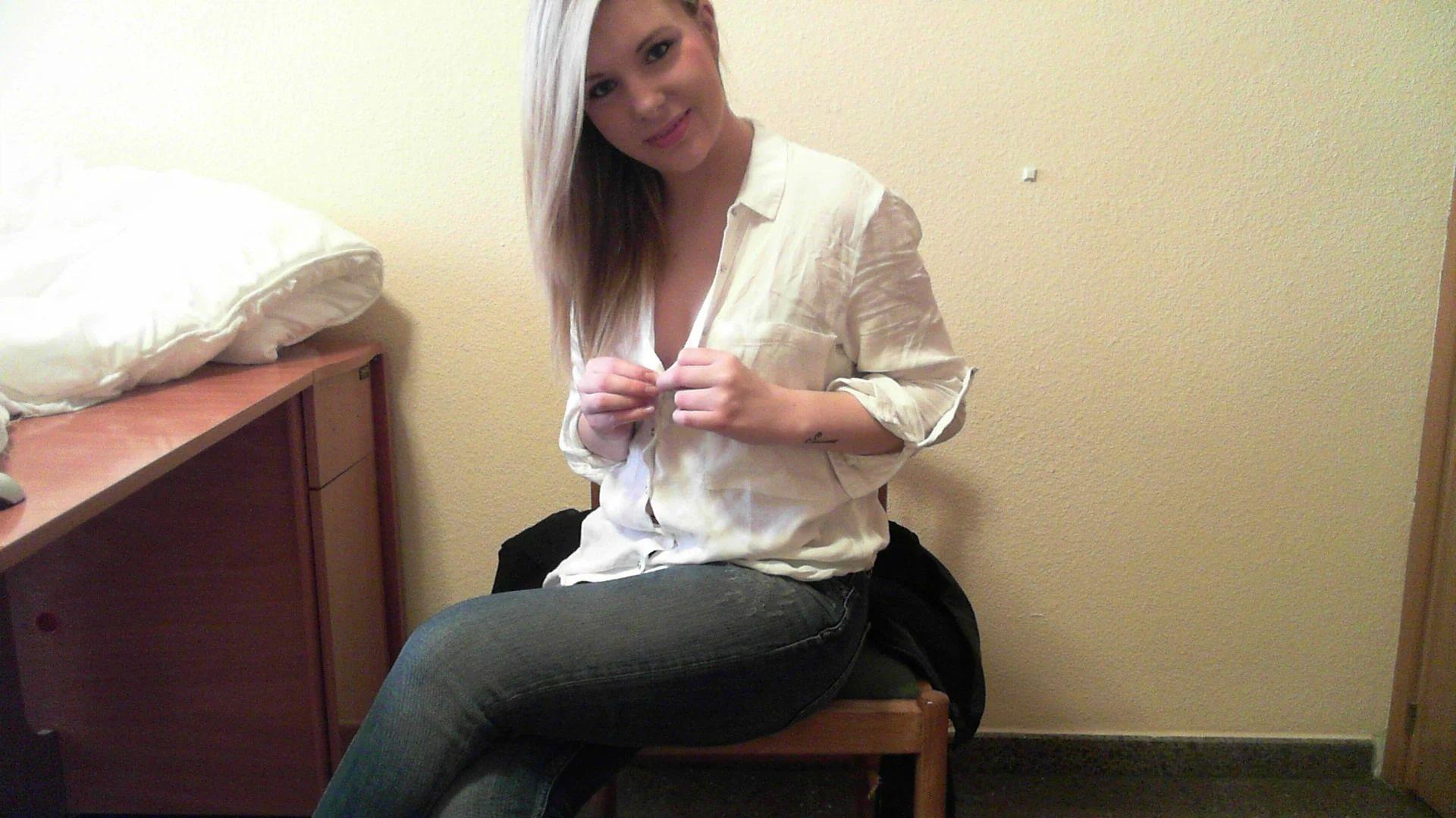 webcam model StudentinHot-hot from XloveCam webcam model StudentinHot-hot from XloveCam