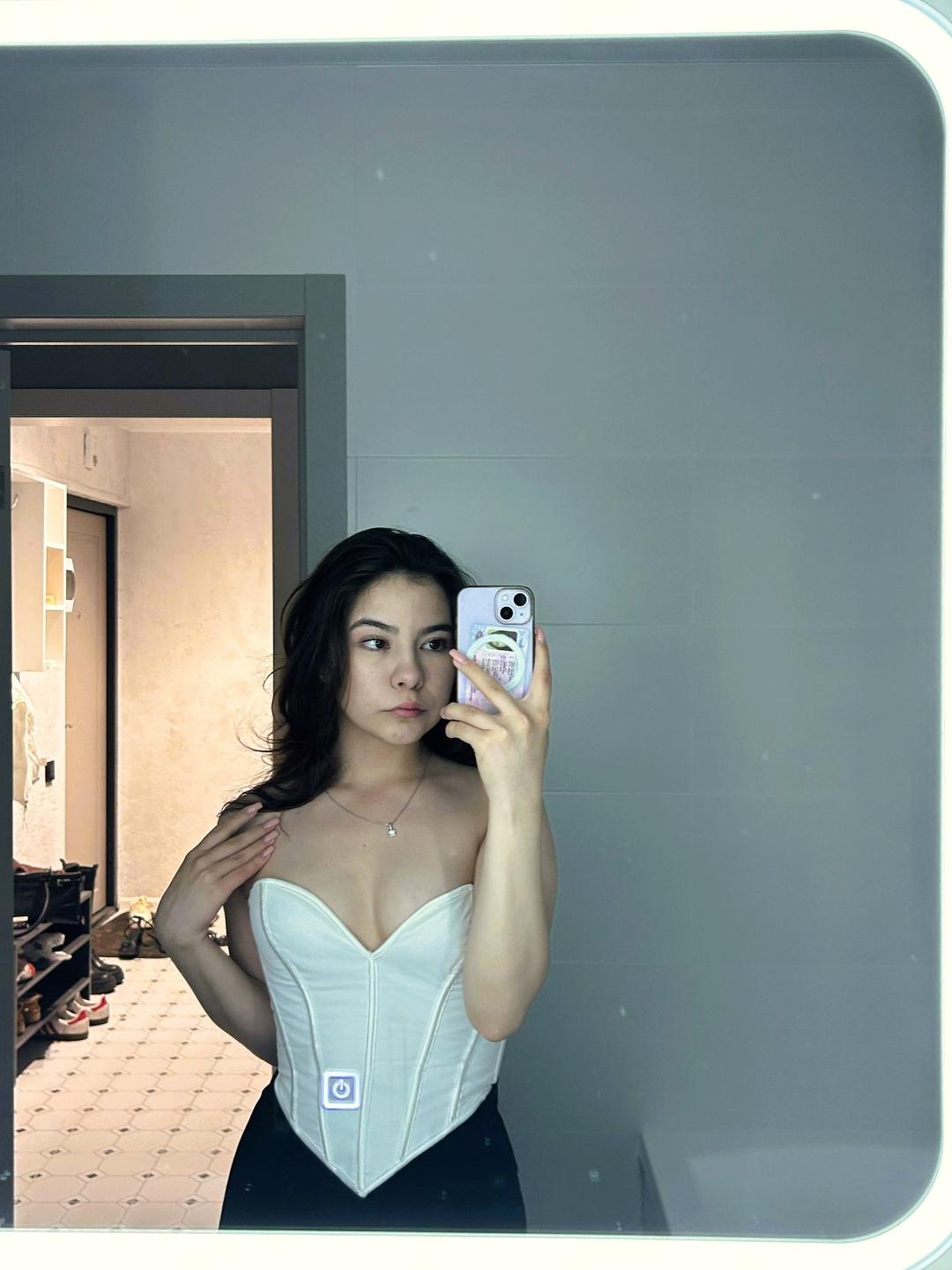 webcam model EmeraldCrivaro from XloveCam webcam model EmeraldCrivaro from XloveCam