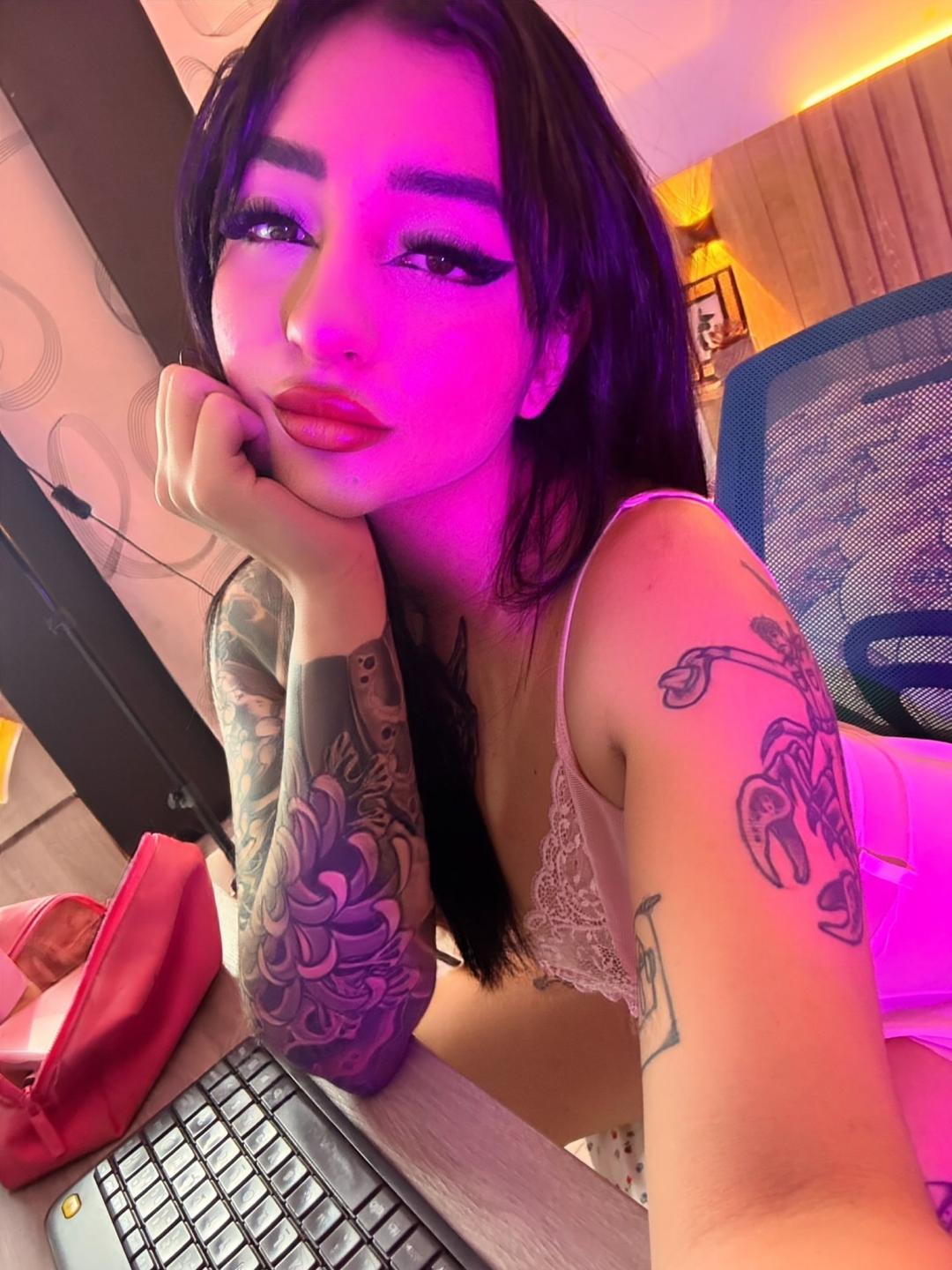 webcam model ScarletFeline from XloveCam webcam model ScarletFeline from XloveCam