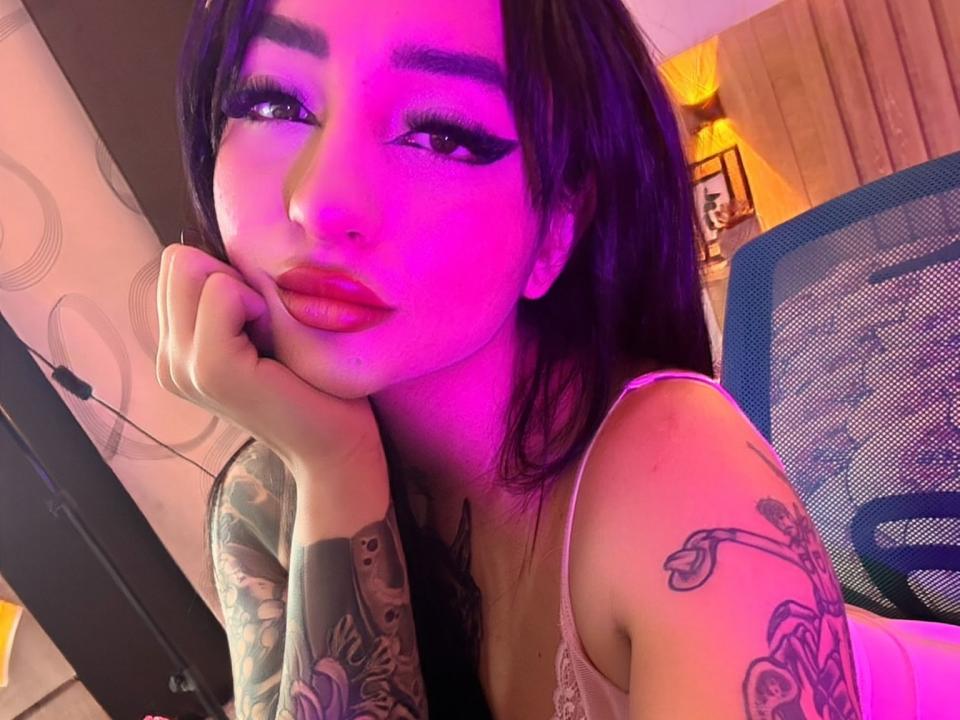 ScarletFeline — live cam photo 4