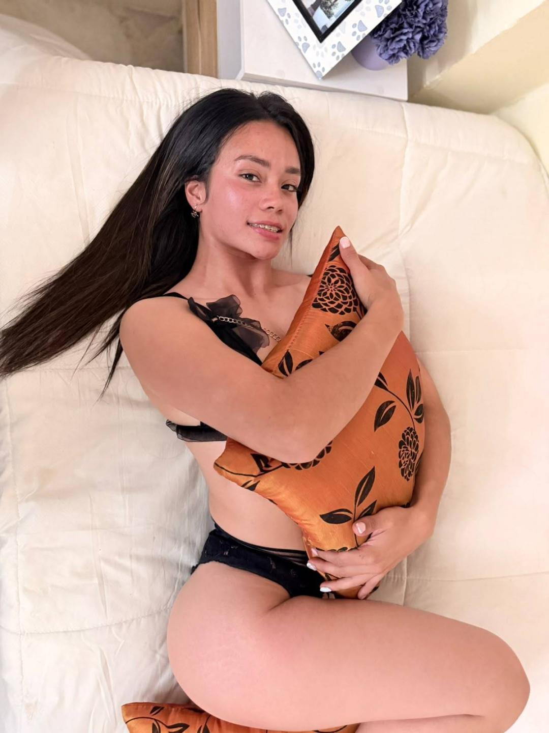 webcam model AlinaVale from XloveCam webcam model AlinaVale from XloveCam