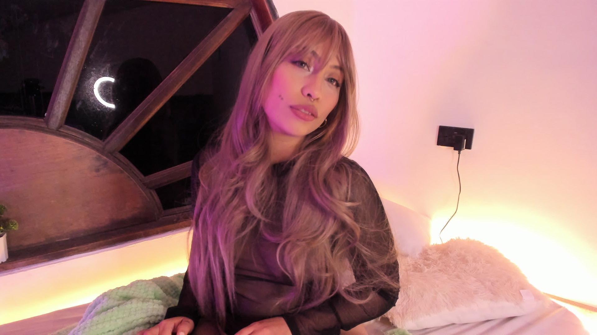webcam model Ilaynna from XloveCam webcam model Ilaynna from XloveCam
