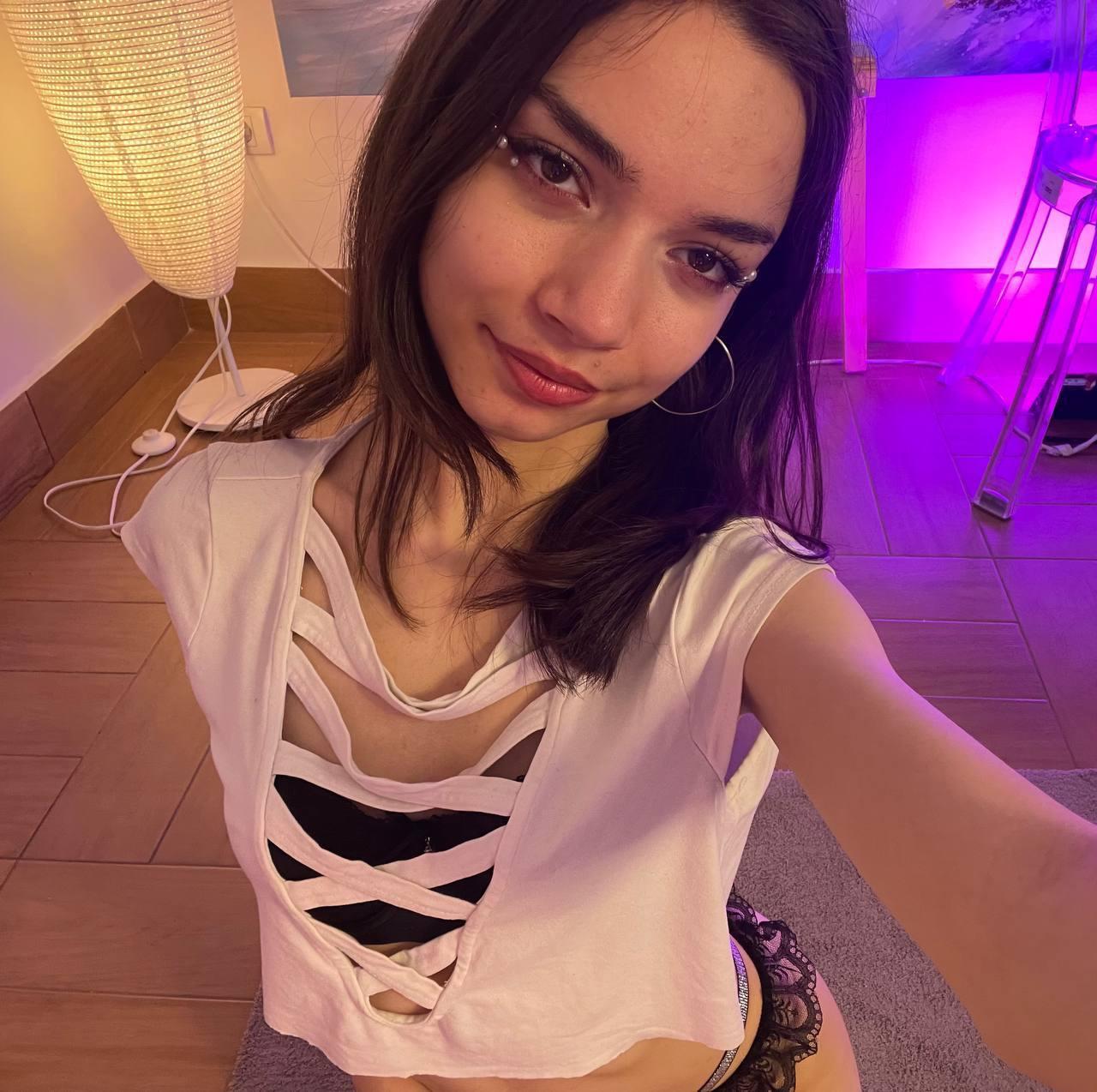 webcam model MimiPreaty from XloveCam webcam model MimiPreaty from XloveCam