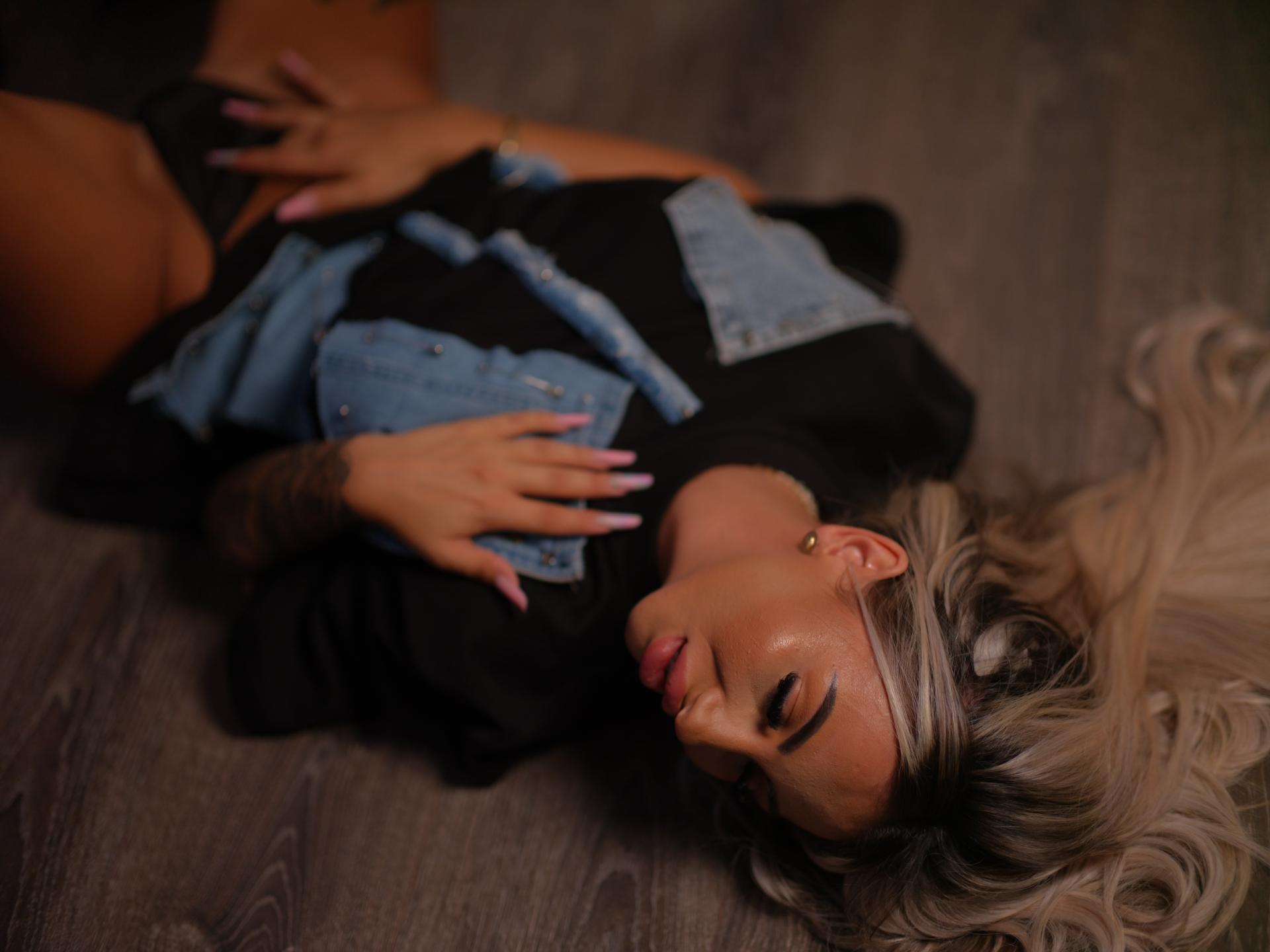 webcam model CelineDian from XloveCam webcam model CelineDian from XloveCam