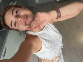 SlyviaCoffen Blowjob XXX Cams - Photo 9/12