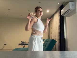 SlyviaCoffen Blowjob XXX Cams - Photo 8/12