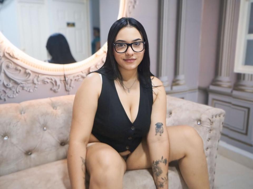 KendallCurves — live cam photo 4