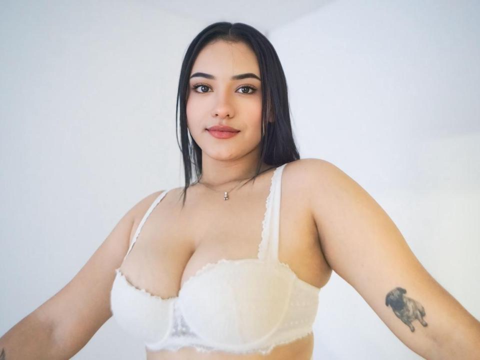 KendallCurves — live cam photo 2