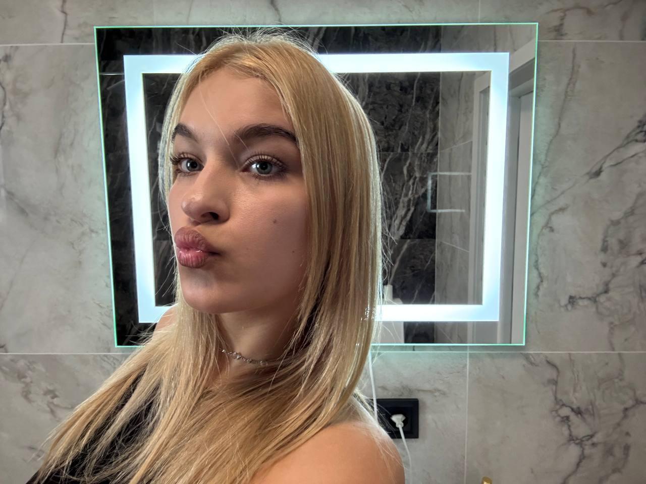 webcam model AlinaLemon from XloveCam webcam model AlinaLemon from XloveCam