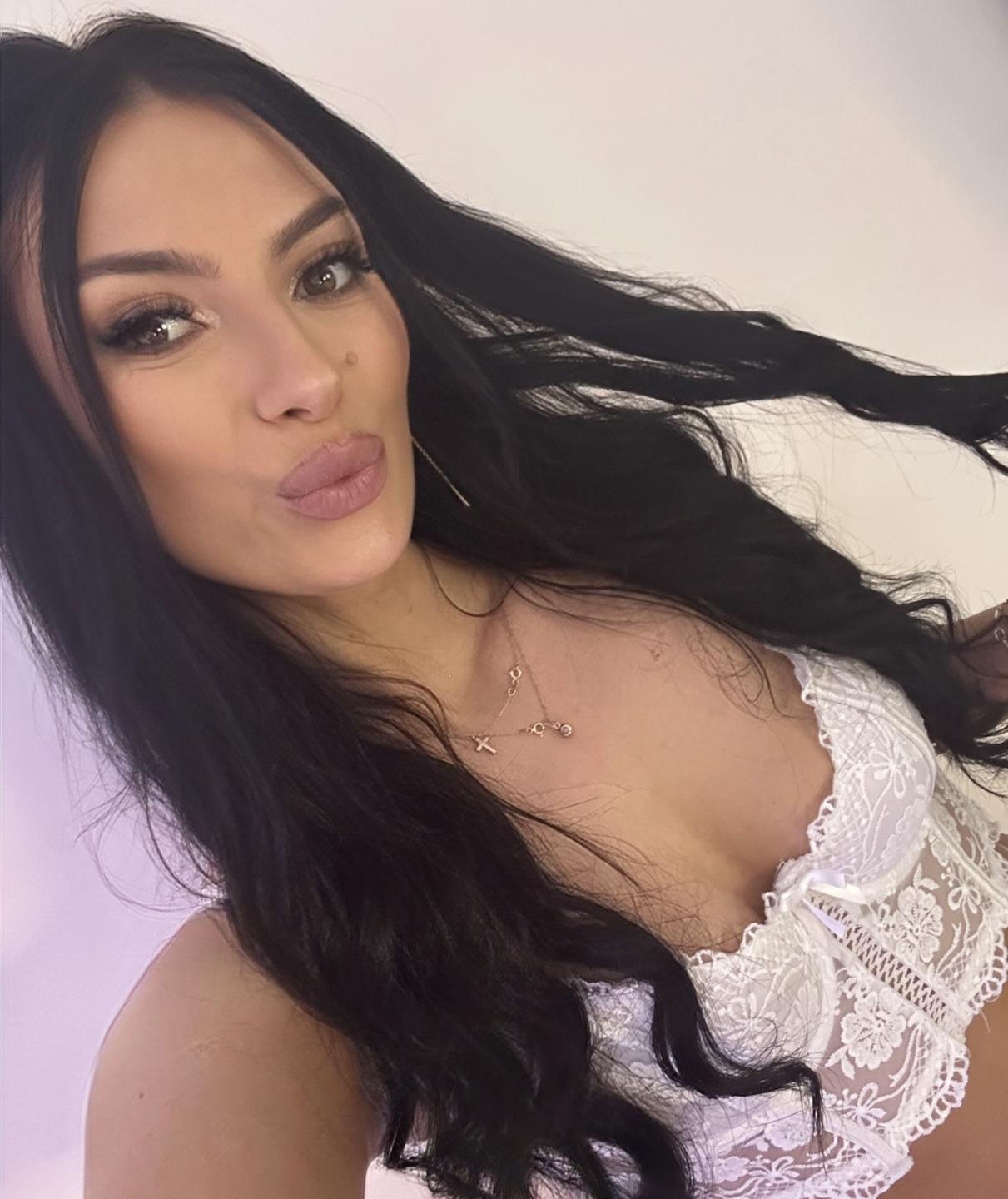 webcam model AmelieReea from XloveCam webcam model AmelieReea from XloveCam