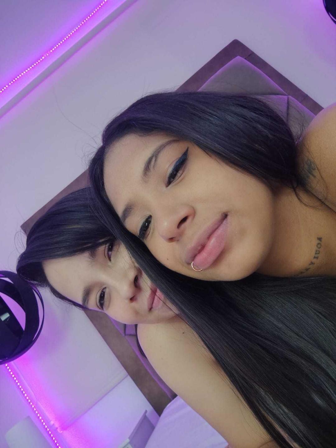 webcam model DakotaandJuliette from XloveCam webcam model DakotaandJuliette from XloveCam