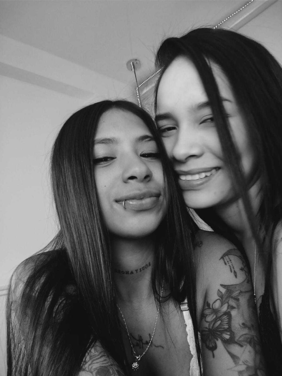 webcam model DakotaandJuliette from XloveCam webcam model DakotaandJuliette from XloveCam