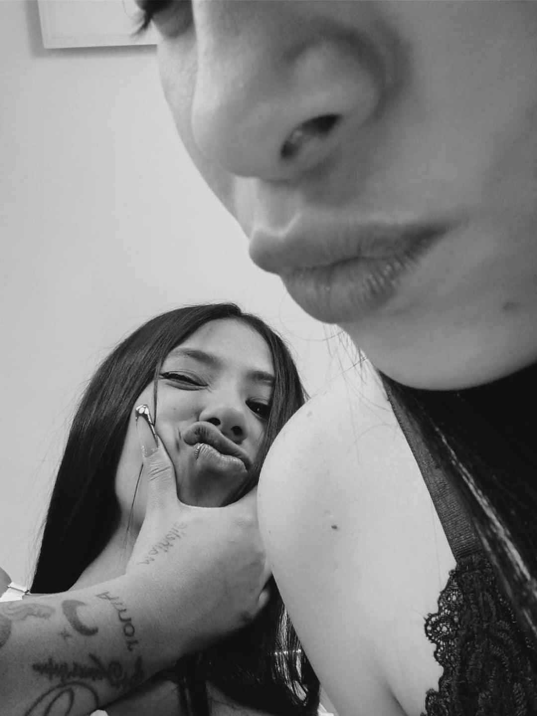 webcam model DakotaandJuliette from XloveCam webcam model DakotaandJuliette from XloveCam