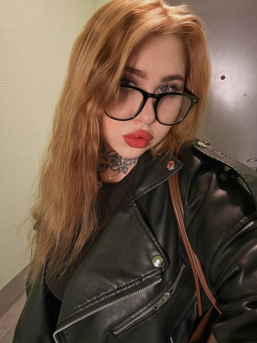 webcam model MaryamMunshi from XloveCam webcam model MaryamMunshi from XloveCam