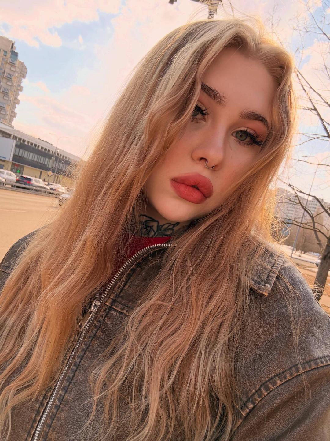webcam model MaryamMunshi from XloveCam webcam model MaryamMunshi from XloveCam
