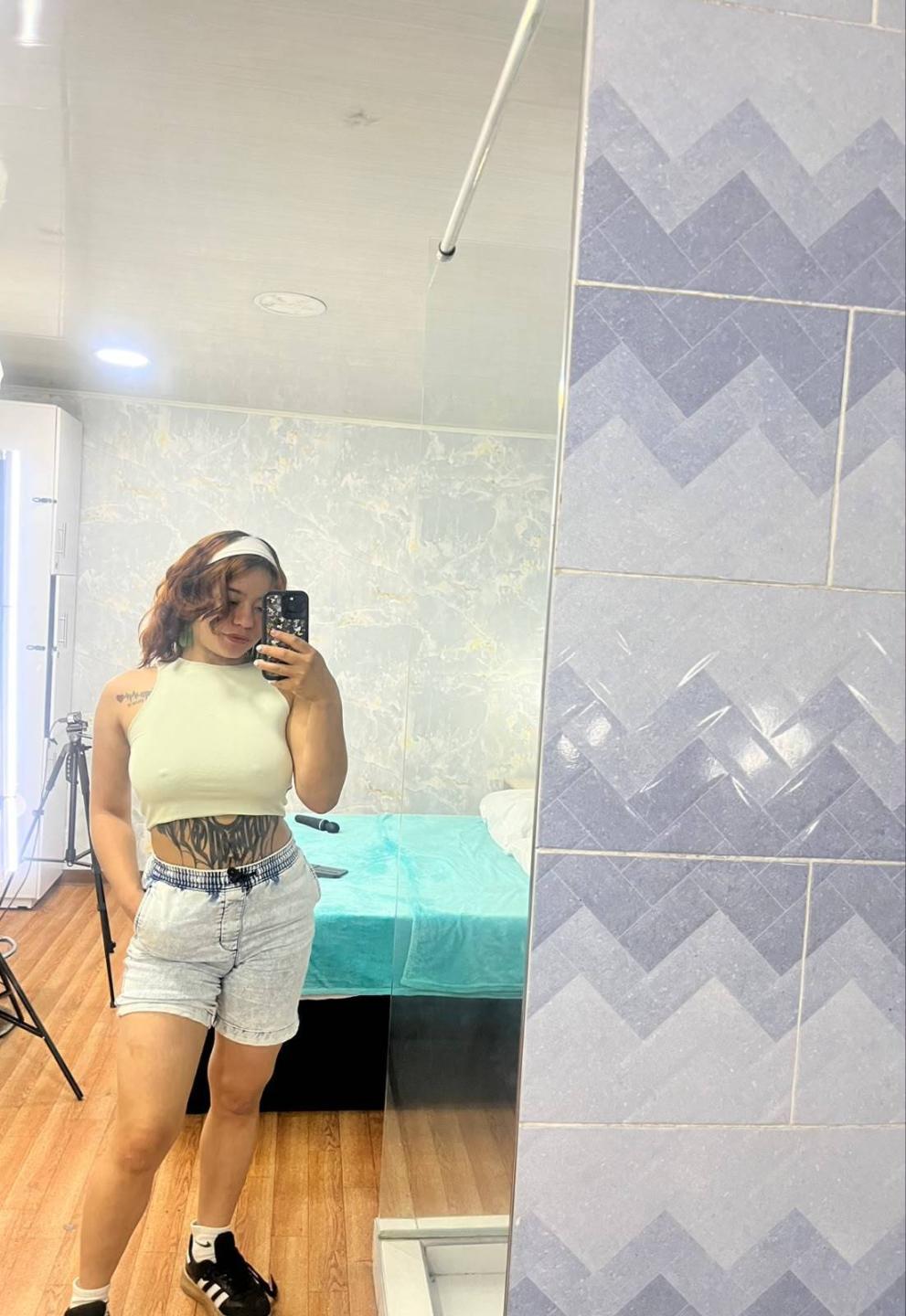 webcam model ValentineDufour from XloveCam webcam model ValentineDufour from XloveCam