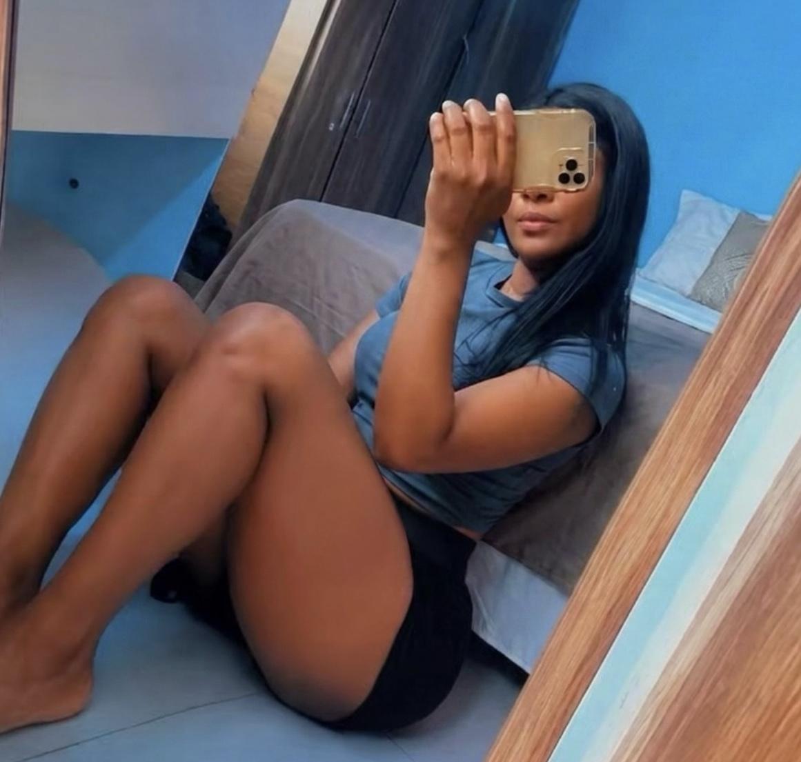 webcam model MollyGoldenn from XloveCam webcam model MollyGoldenn from XloveCam