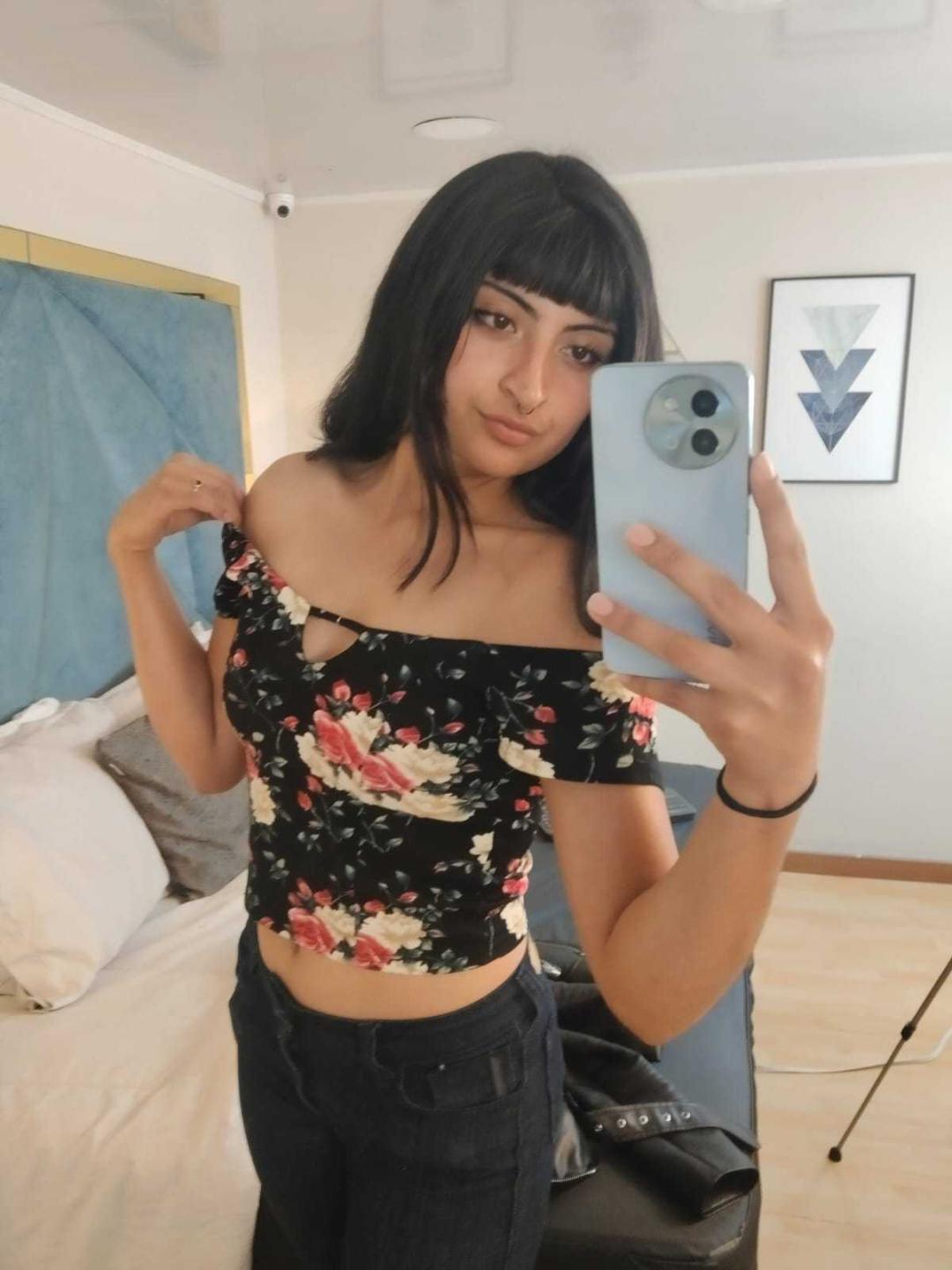 webcam model MiaSalim from XloveCam webcam model MiaSalim from XloveCam