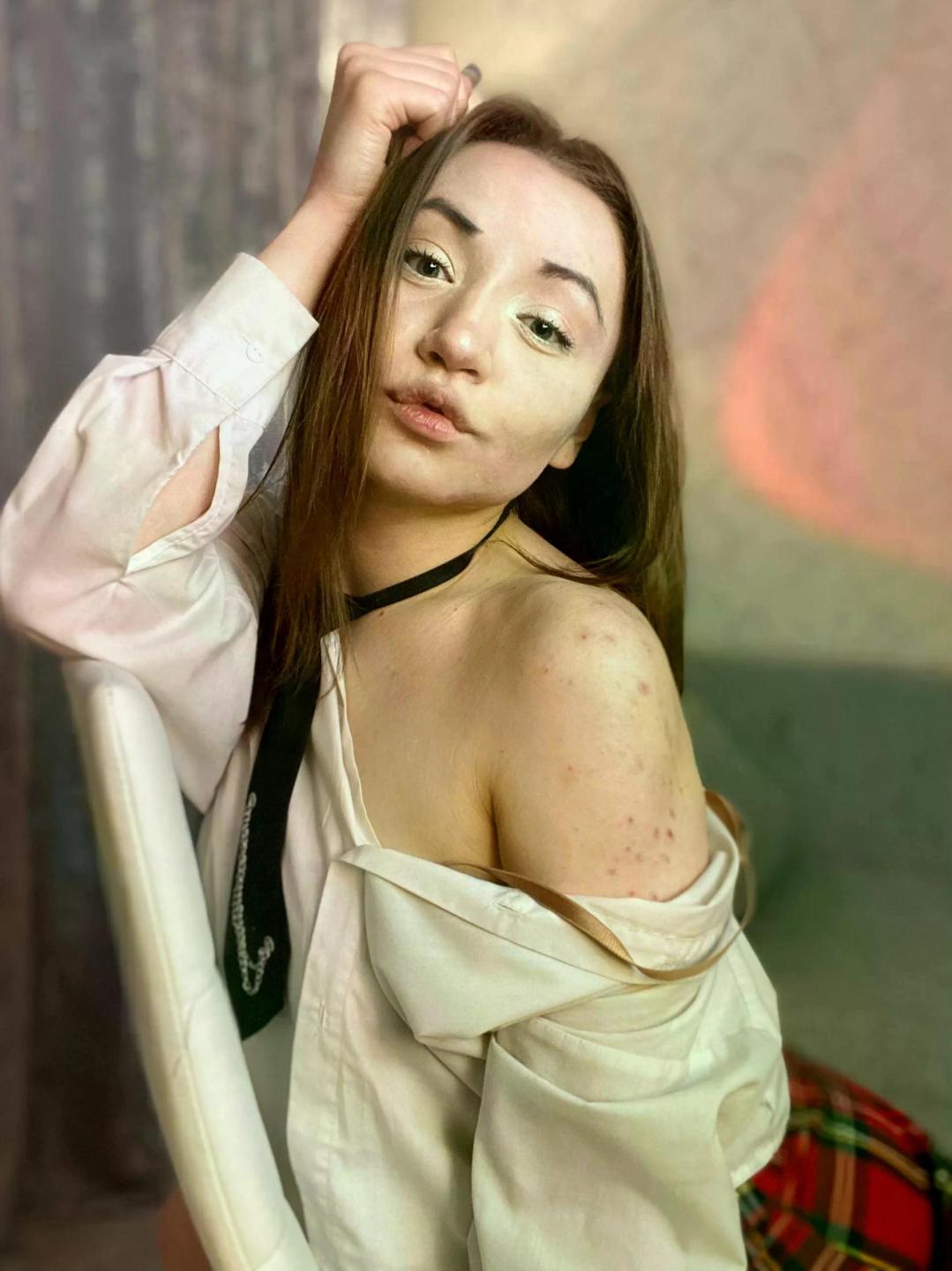 webcam model LelaTraverso from XloveCam webcam model LelaTraverso from XloveCam