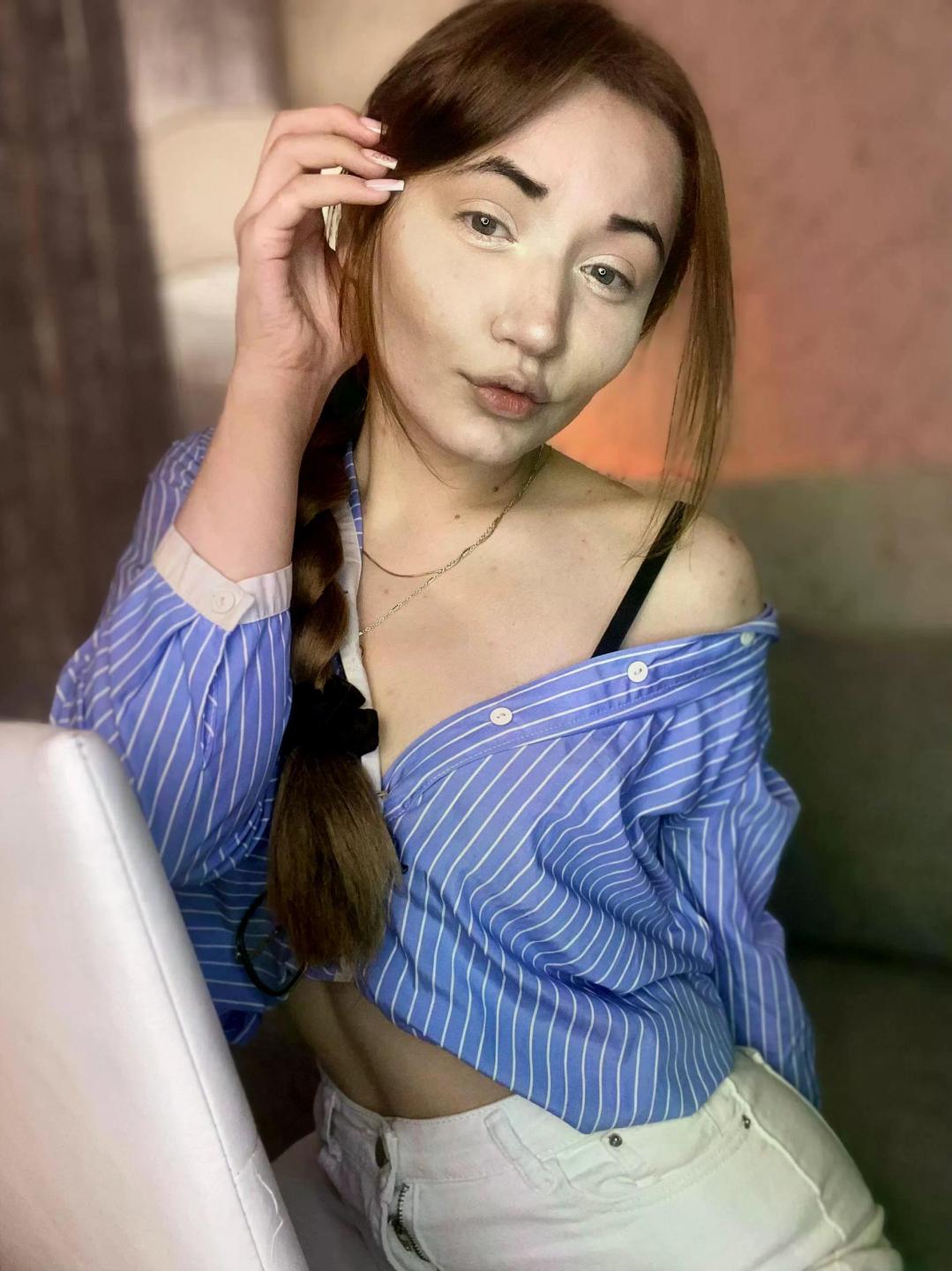 webcam model LelaTraverso from XloveCam webcam model LelaTraverso from XloveCam