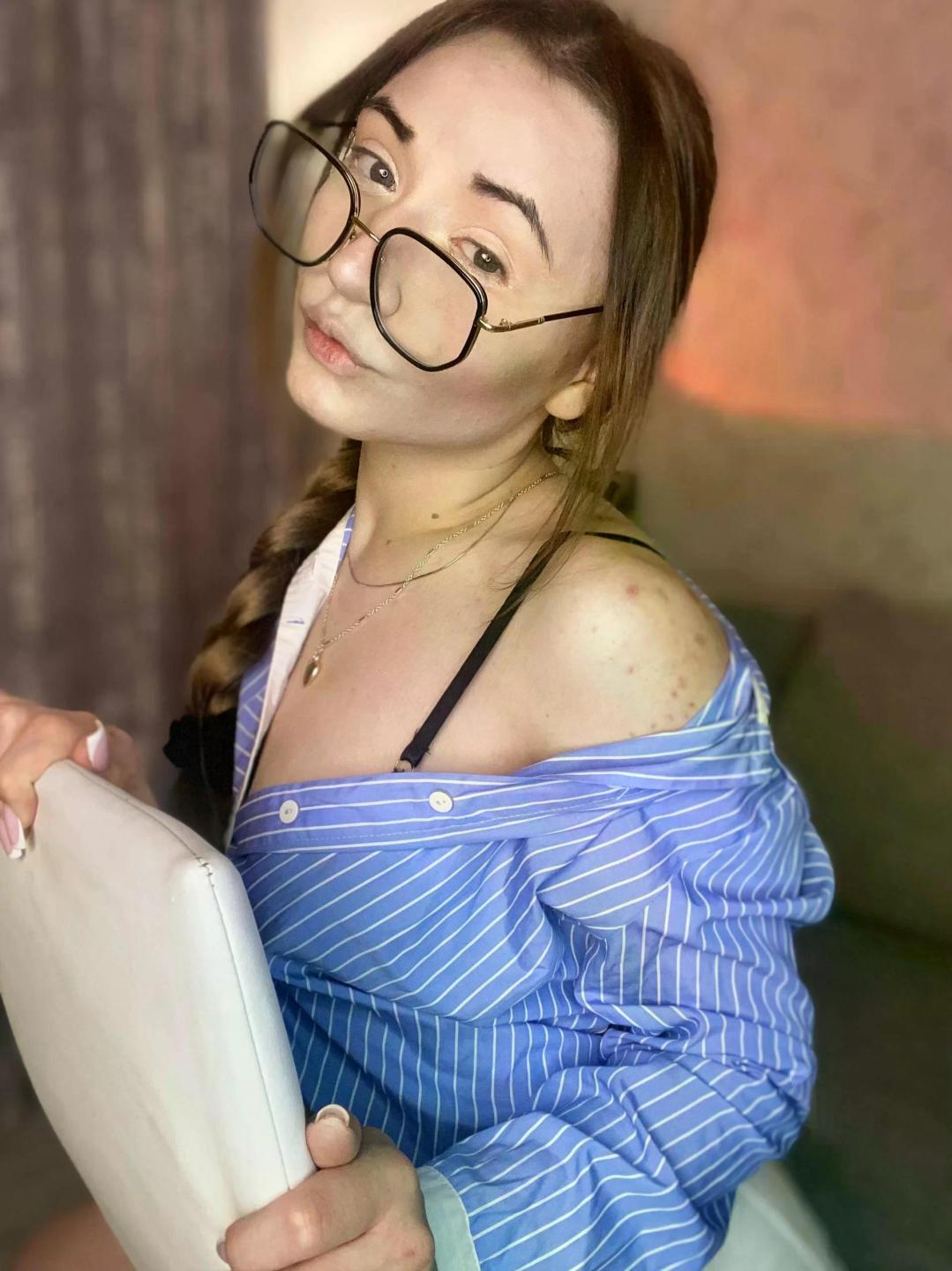 webcam model LelaTraverso from XloveCam webcam model LelaTraverso from XloveCam