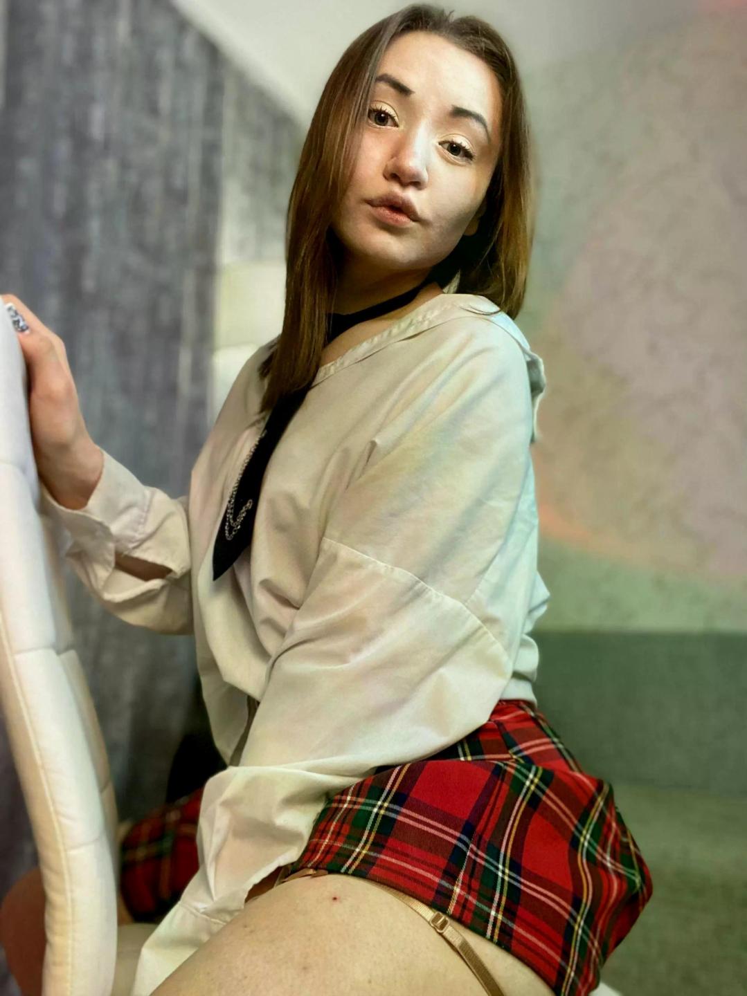 webcam model LelaTraverso from XloveCam webcam model LelaTraverso from XloveCam