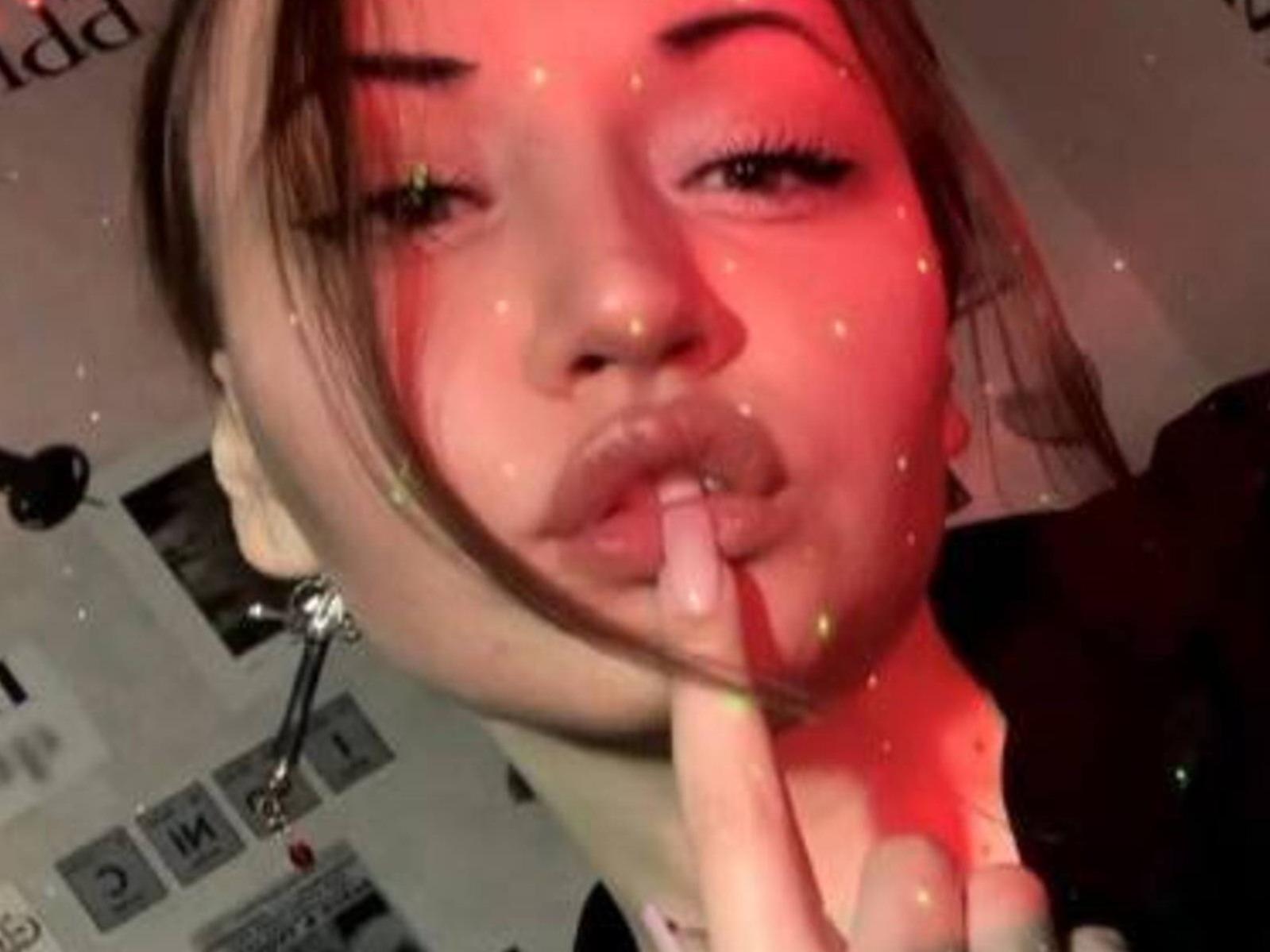 webcam model LelaTraverso from XloveCam webcam model LelaTraverso from XloveCam
