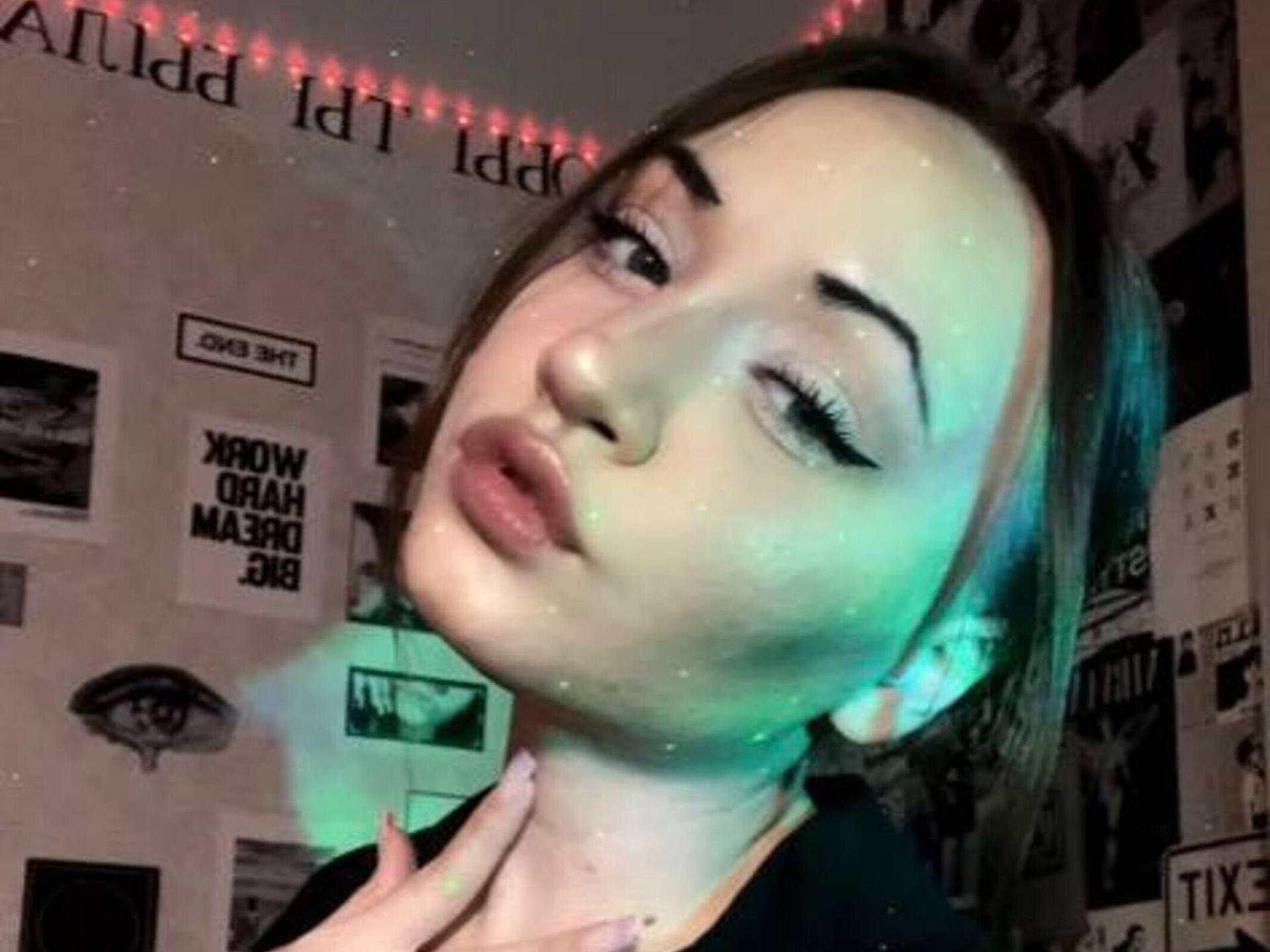 webcam model LelaTraverso from XloveCam webcam model LelaTraverso from XloveCam