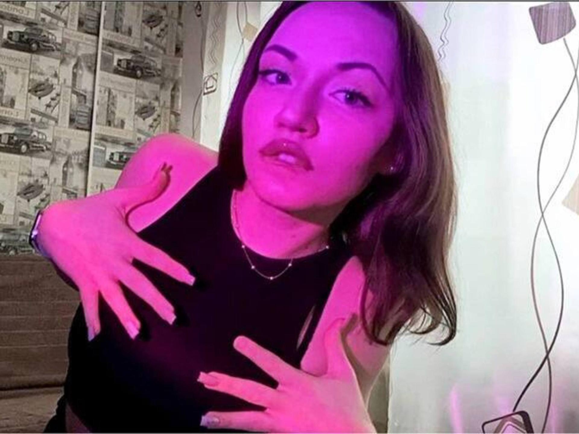 webcam model LelaTraverso from XloveCam webcam model LelaTraverso from XloveCam