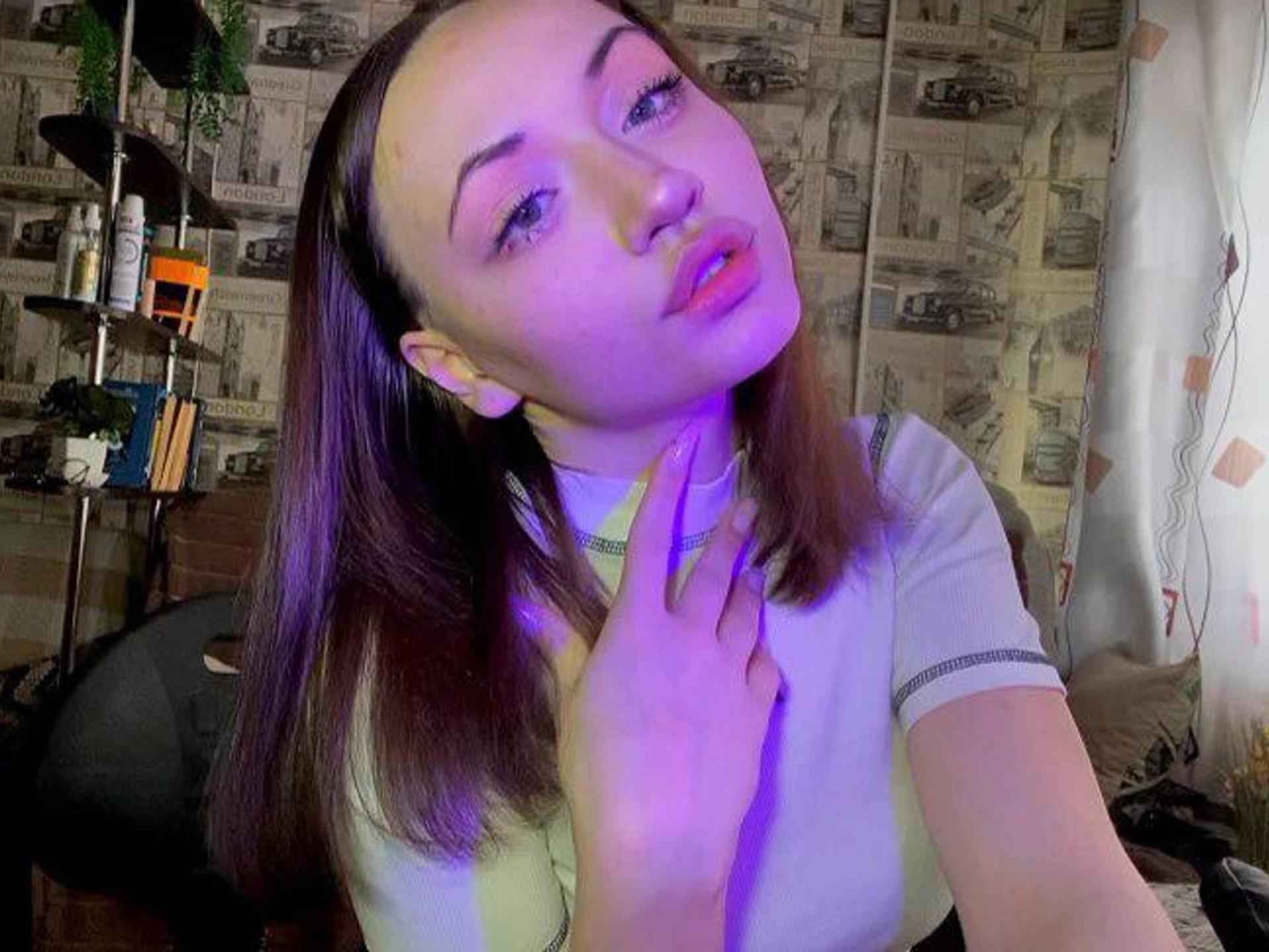webcam model LelaTraverso from XloveCam webcam model LelaTraverso from XloveCam