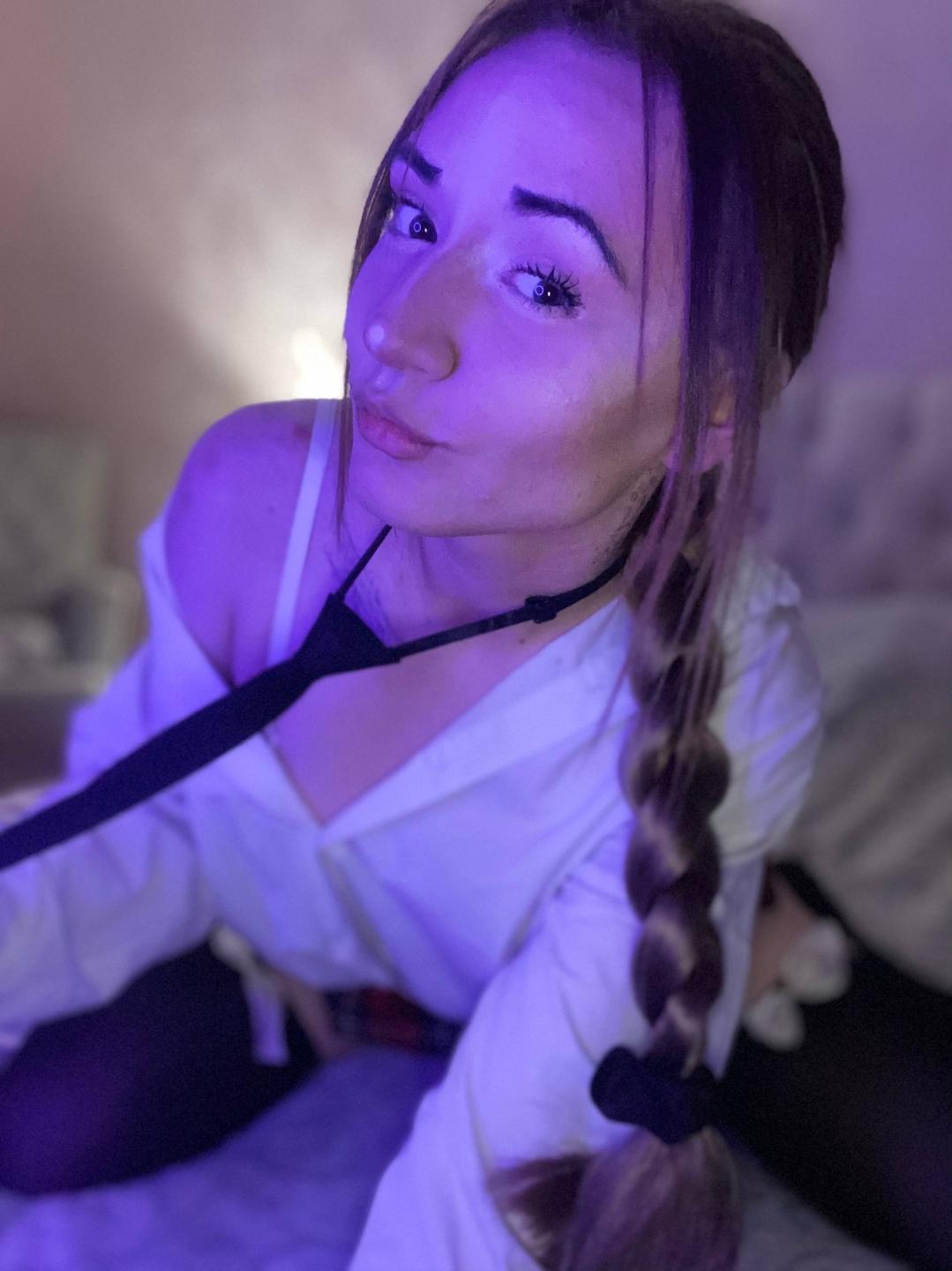 webcam model LelaTraverso from XloveCam webcam model LelaTraverso from XloveCam