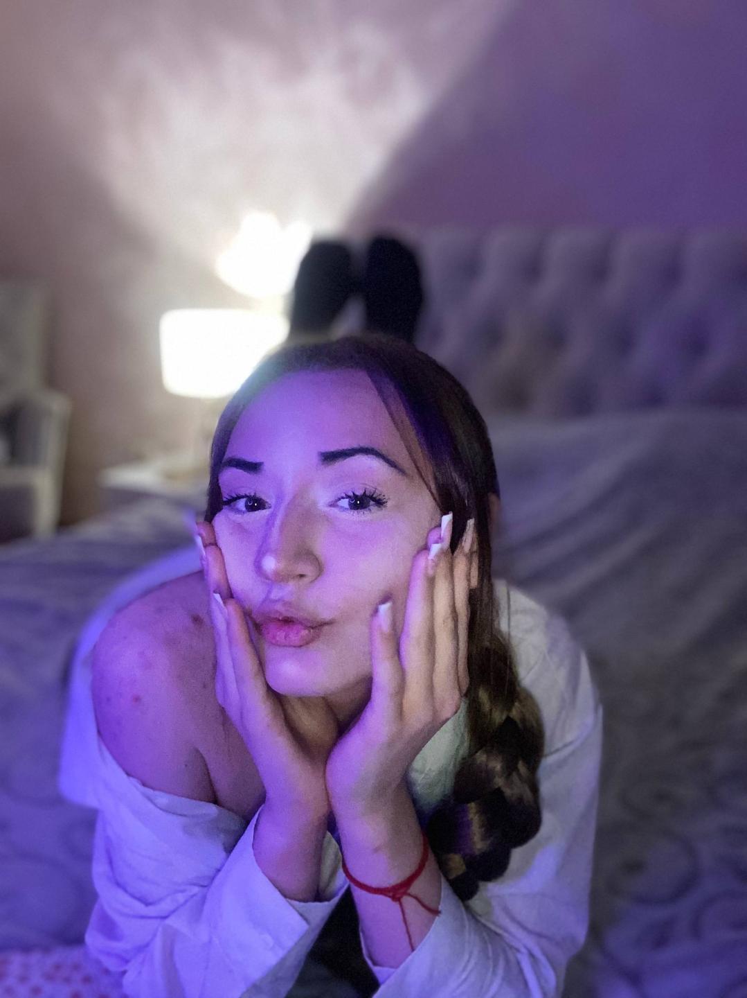 webcam model LelaTraverso from XloveCam webcam model LelaTraverso from XloveCam